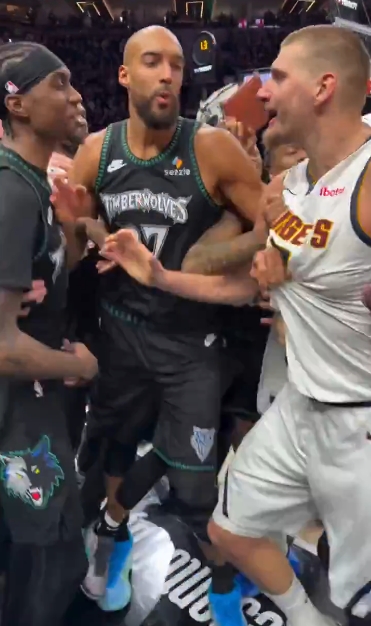 PP电子模拟器试玩在线-近距离体验NBA球员冲突压迫感！约基奇这体型也就戈贝尔敢劝架了